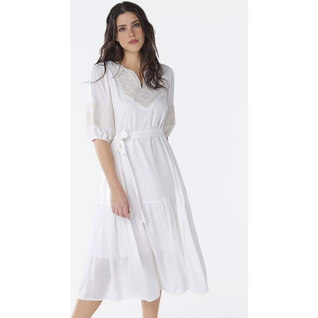 Vestido Branco Midi Bordado Sob com Mangas Forrado