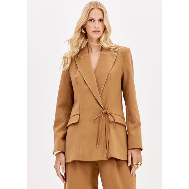 Blazer Alongado Com Amarração Lança Perfume
