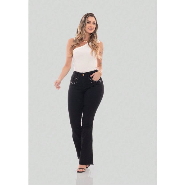 Calça Feminina Flare Jeans Preto Levanta Bumbum com Detalhes de Spike no Bolso Strass Brilho