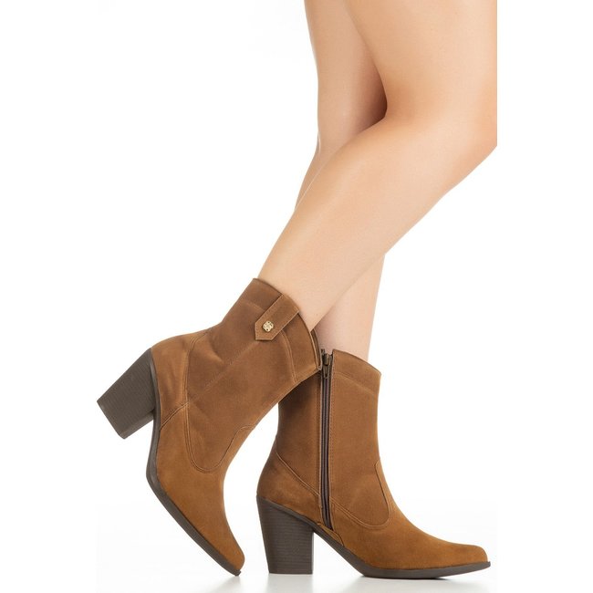 Bota Texana Feminina GiGiL Western Cano Curto Salto Médio Country Caramelo Camurça