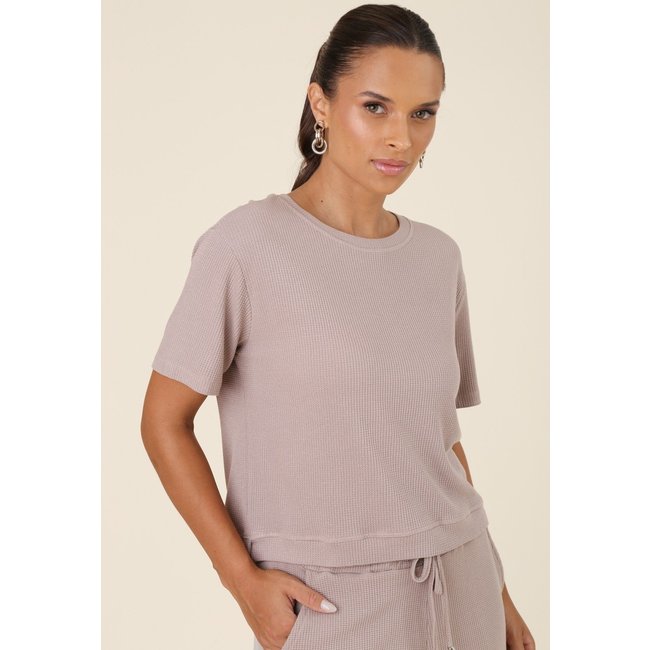 Blusa Pop Me Em Malha Texturizada Manga Curta Abertura Lateral Cinza