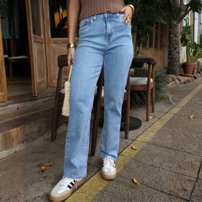Calça Jeans Reta Cintura Alta Com Barra A Fio Feminino Revanche Soague