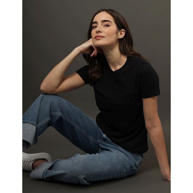 Camiseta Logo Embossed Bordado - Preto Calvin Klein Jeans
