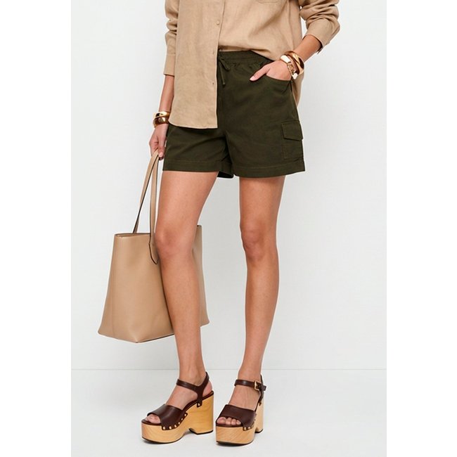 Shorts Cargo Feminino de Algodão Conforto e Estilo Casual Cintura Elástica Bolsos Laterais Verde