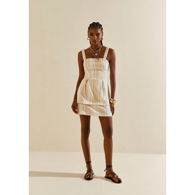 Vestido Morena Rosa Ajustado Decote Reto Com Alça Curto Off-white