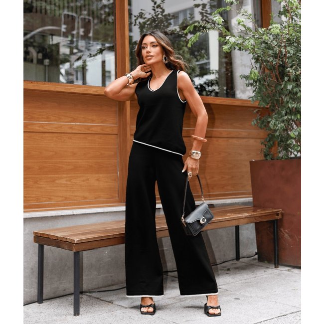 Conjunto Cherry Line Duas Peças Blusa Assimetrica Sem Manga Decote CalçaTricô Preto e Off White