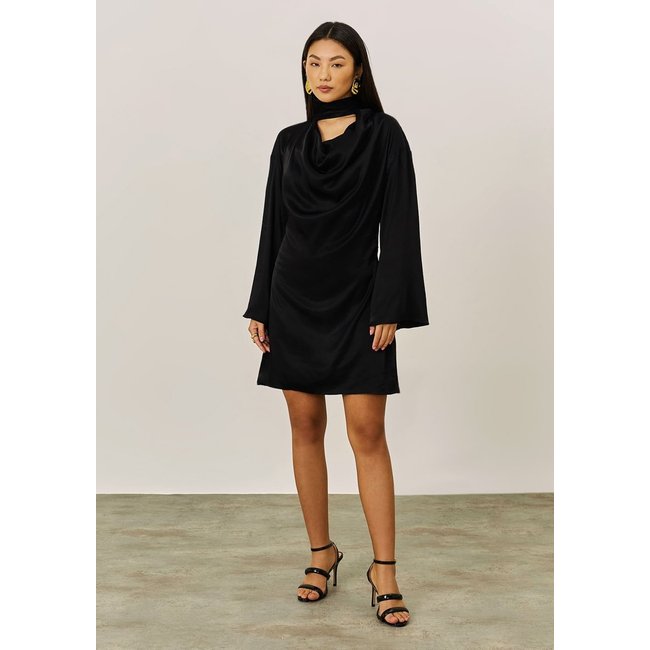 Vestido Iódice Solto Decote V Manga Longa Curto Preto