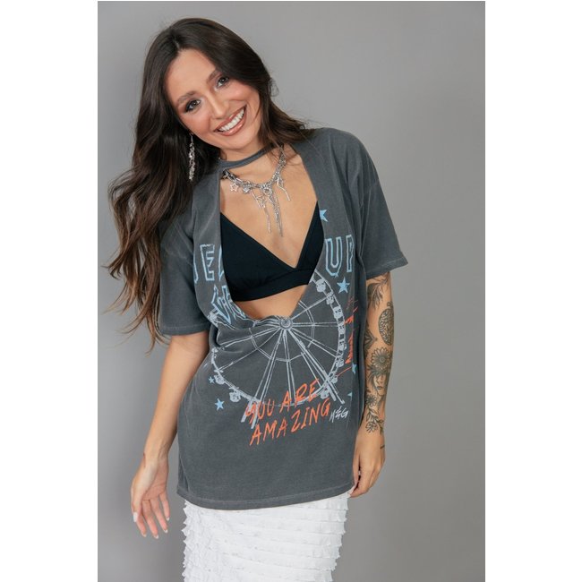 Camiseta T-Shirt Oversized Chumbo Com Decote Never Give Up marinaegabriella