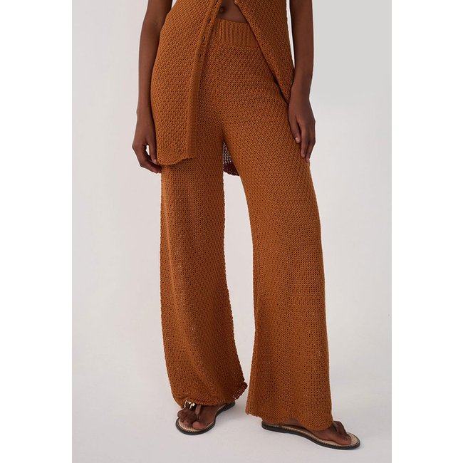 Calça Tricot Dress To Pantalona Barra Ondinha Caramelo
