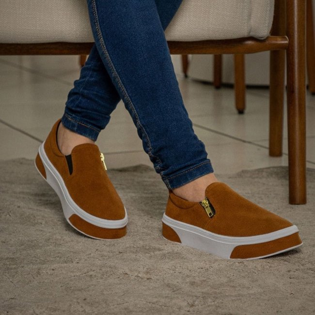 Slip On GuGi Feminino Em Camurça Sola Baixa Leve Conforto Para O Dia A Dia Caramelo
