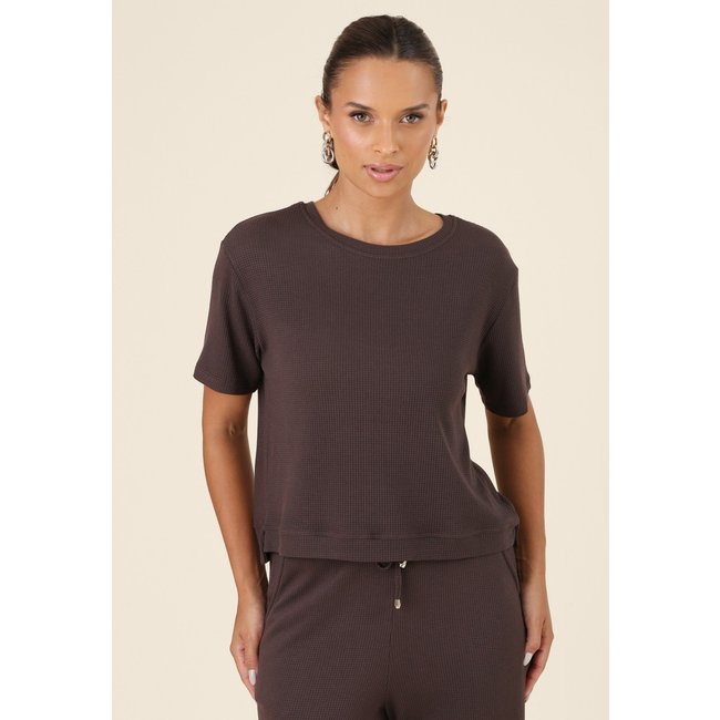 Blusa Pop Me Malha Texturizada Manga Curta Abertura Lateral Marrom Escuro