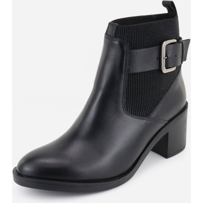 Bota em Couro Chelsea Cano Curto Fivelas Lisa Maria Paula Conforto Preto