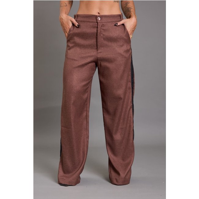 Calça Pantalona Feminina com Detalhe Lateral Lemier Collection Marrom