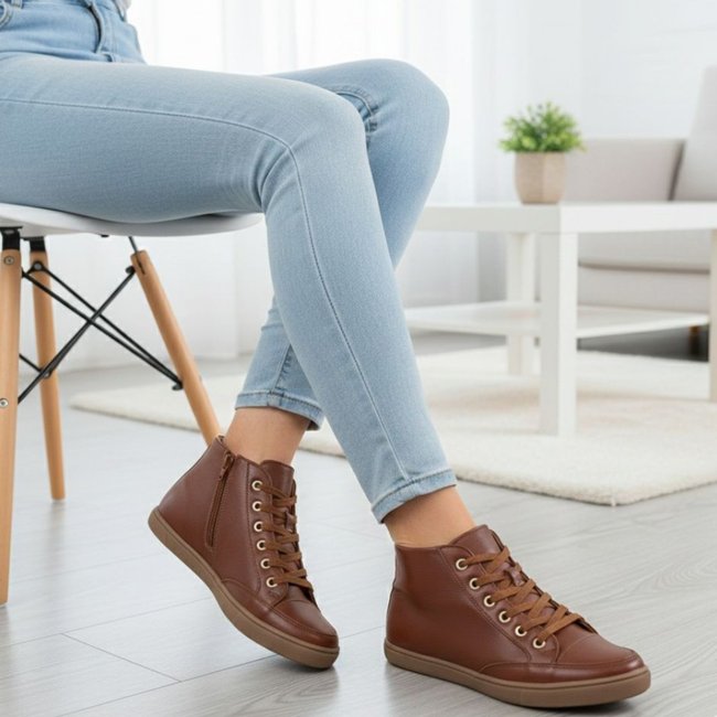 Bota Feminina Rasteira Cano Curto em Couro com Zíper Caramelo