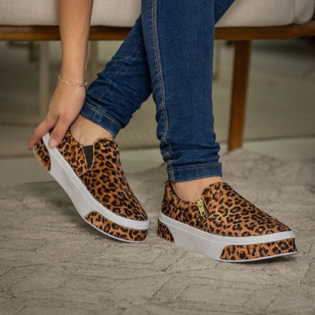Slip On GuGi Feminino Em Camurça Sola Baixa Leve Conforto Para O Dia A Dia Onça