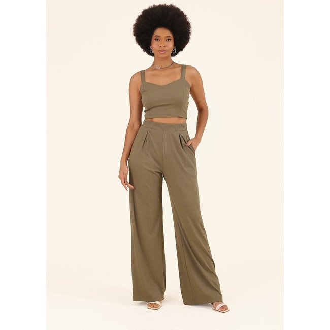 Calça Pantalona Pop Me Em Malha Canelada Com Bolso E Pregas Verde Oliva
