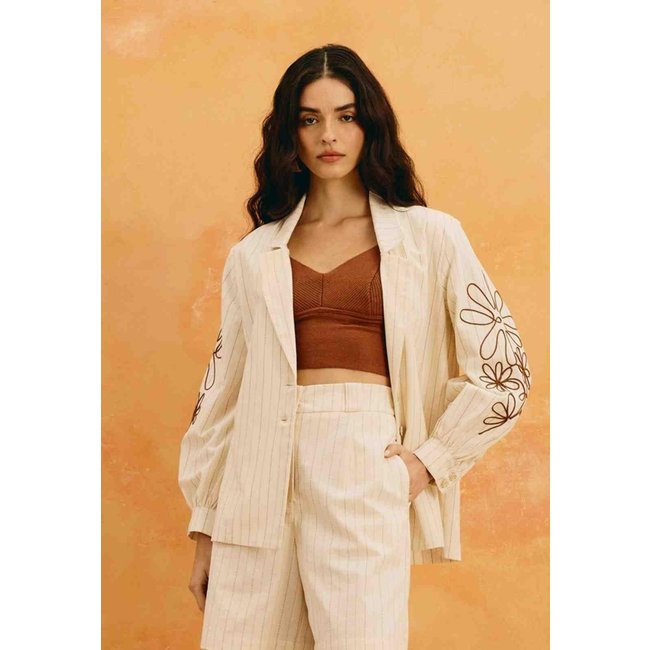 Blazer Listrado Bordado Flor Marrom