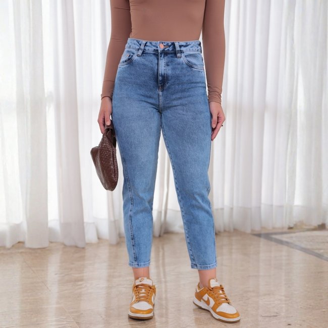 Calça Jeans Reta Com Recortes e Barra Normal Feminino Revanche Amiterno
