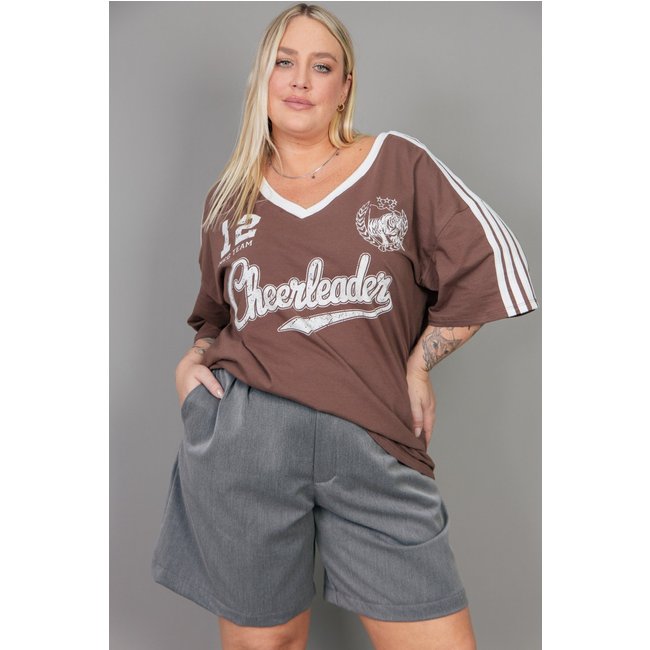 Camiseta Decote V Vintage Marrom Cheerleader marinaegabriella