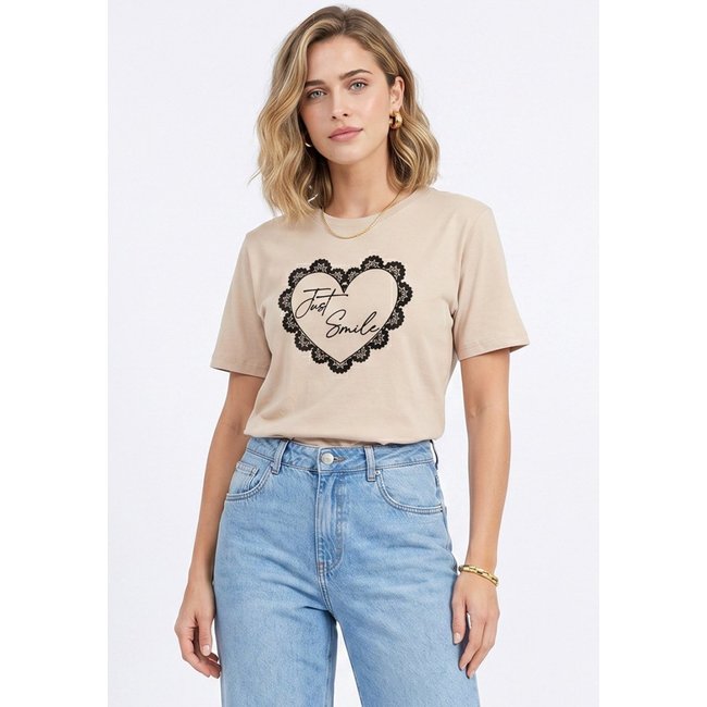 Camiseta Cianitas Chocolate Estampa Coração Rendado