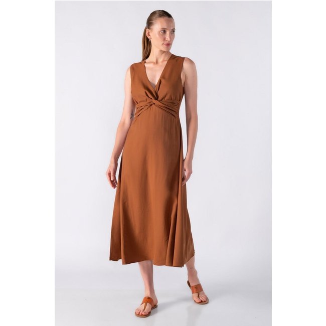 Vestido midi com torcao no busto Marrom