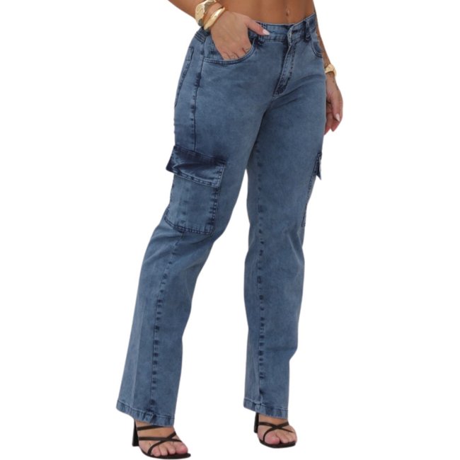 Calça Feminina Jeans Light Cargo Lavagem Estonada Manchada com Bolsos Laterais