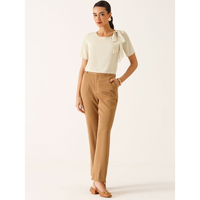 Calça Alfaiataria Reta Regular em Viscose Listrada Camel Tatiele