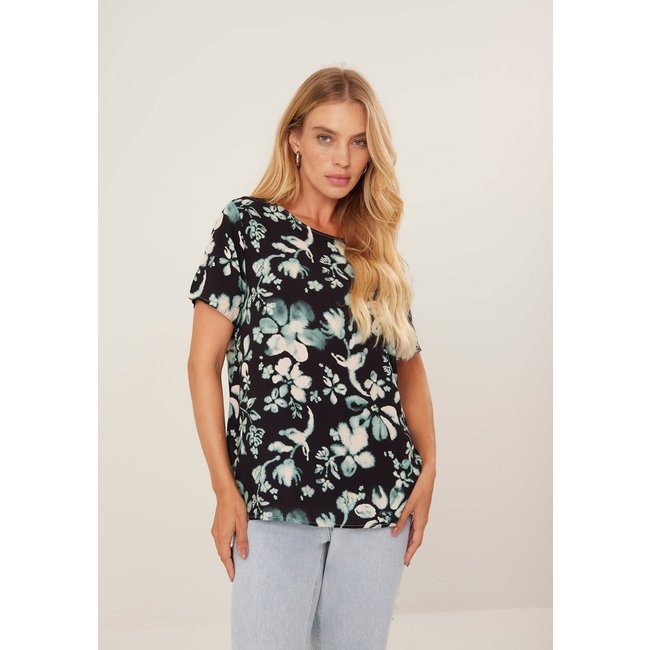 Blusa Básica Estampada Em Viscose Com Mangas Curtas