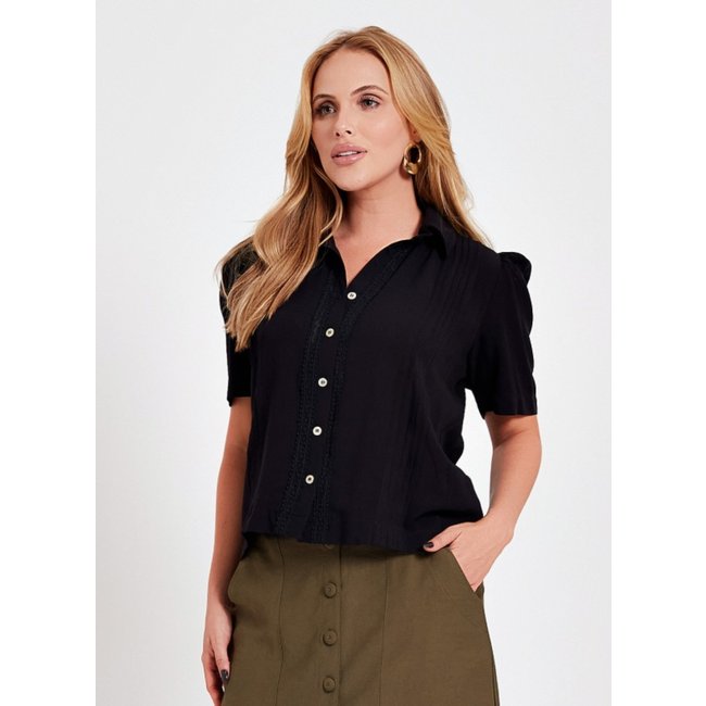 Camisa Mamorena Manga Curta em Viscolinho com Entremeio e Pregas