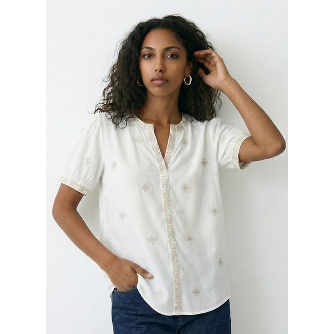 Blusa Branca Bordada Bege Claro Manga Curta em Viscose Sob Branco