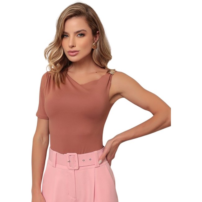 Body MOS Feminino Assimétrico Um Ombro Só com Fivela Dourada em Poliamida Bege Marrom – Mariana Olympio