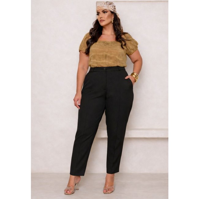 Calça Plus Size Alfaiataria Elegante com Vinco Preto
