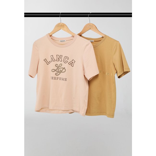 Camiseta Feminina Lança Perfume Logo Metalizado Mostarda