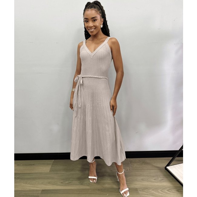 Vestido Cherry Line Midi Alça Decote Tricô Canelado Cinto Trançado Areia