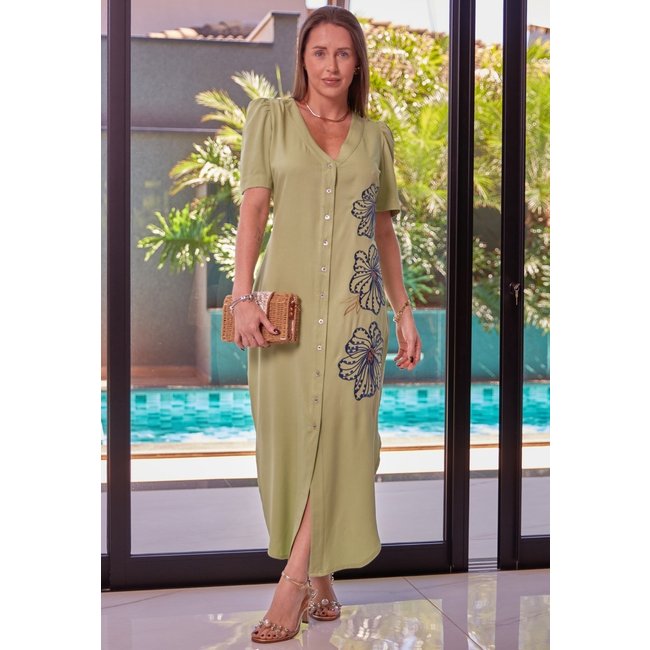 Chemise Mamorena Midi Manga Curta em Viscose Sarjada com Bordado Floral na Lateral