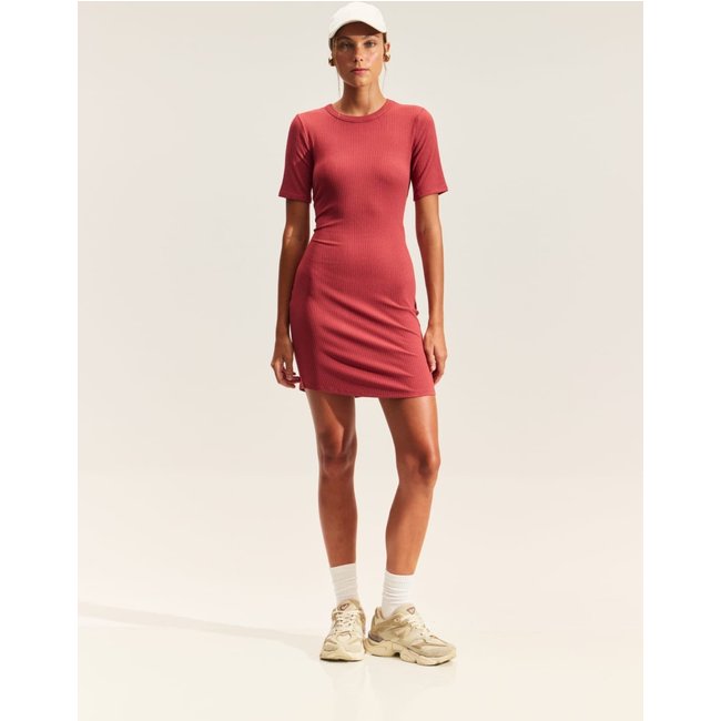 Vestido Colcci Sport curto justo canelado