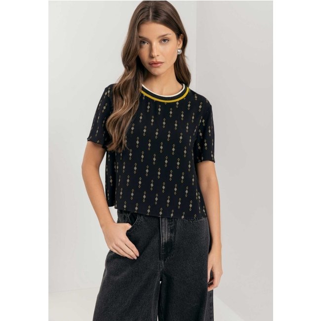Blusa Curta Estampada Com Gola Em Retilínea