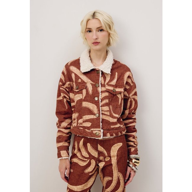 Jaqueta CaCay Cropped Sarja Sherpa Estampada Yucca