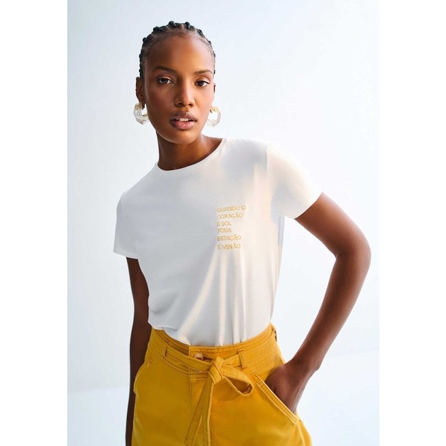 T-shirt Presenteável em Malha Prime e Detalhe Bordado