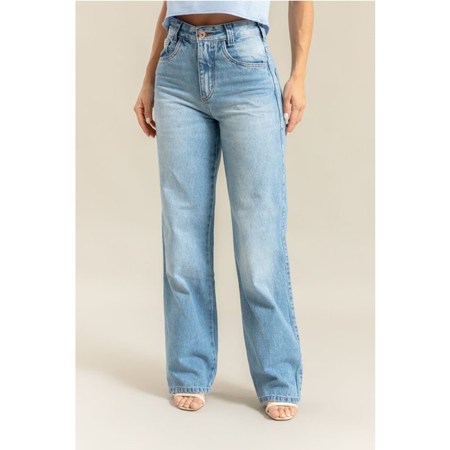Calça Jeans Feminina Wide Leg Lavagem Clara na Cor Azul Lemier Collection