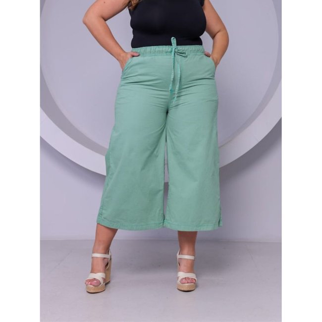 Calça Capri Pantacourt Feminina Plus Size Verde Claro com Elástico na Cintura