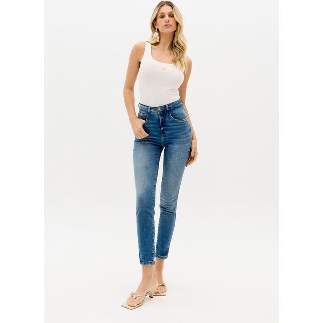 Calça Jeans Skinny Shape Now Lança Perfume