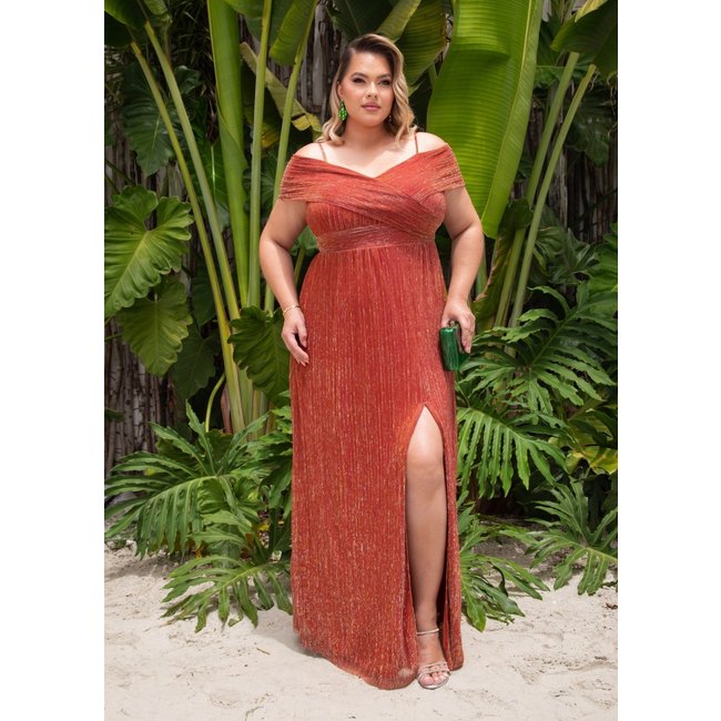 Vestido Longo de Festa Madrinhas Plus Size Curvy Ombro à Ombro com Fenda Améllis Cia do Vestido Terracota