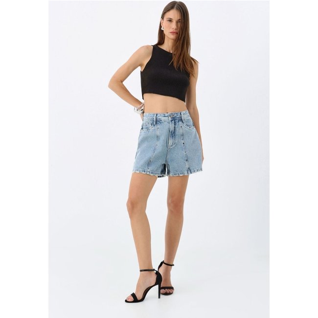 Short Jeans com Aplicação e Nervura ACT Feminino