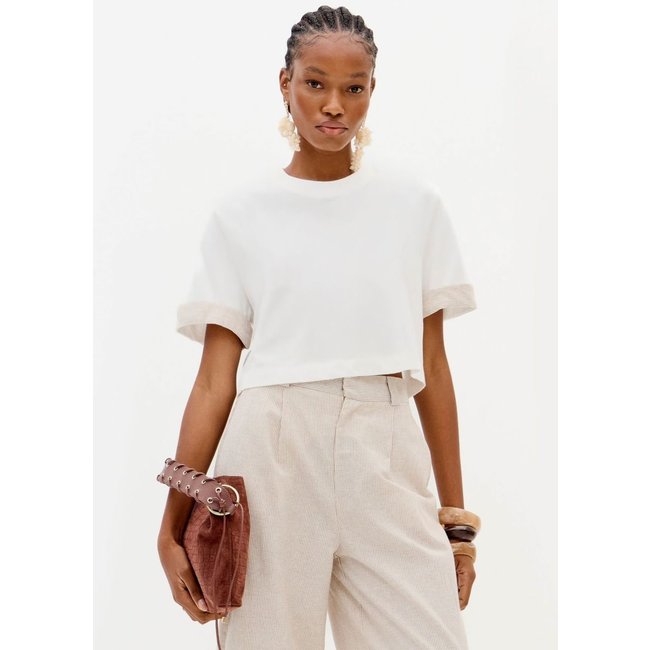 T-shirt Cropped Com Mangas Curtas Lança Perfume