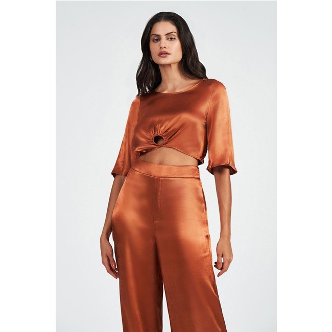 Blusa Acetinada Detalhe Argola Acostamento