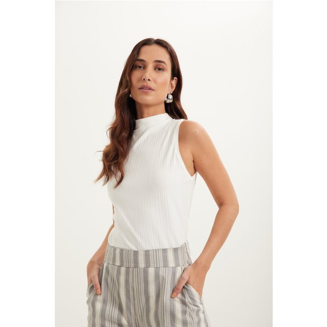 Blusa Básica Sem Mangas Com Gola Alta Essential