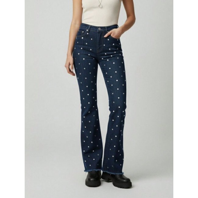 Calça Flare Feminina Jeans com Detalhe Plaquinha Prata Tachas Rebites Prateados