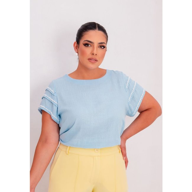 Blusa Plus Size Manga Dobrada com Bordado Azul
