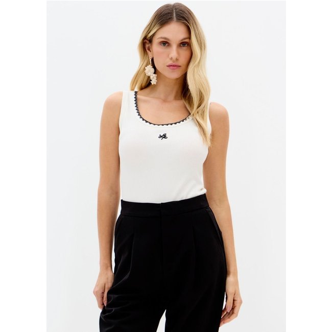 Blusa Regata Com Bordado Canelada Lança Perfume